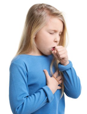 Beyaz arka planda öksüren küçük bir kız. Soğuk Semptom