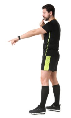 Hakem düdüğü çalıyor ve beyaz arkaplanı işaret ediyor