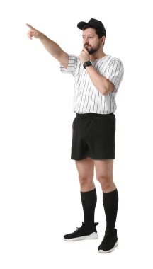 Hakem düdüğü çalıyor ve beyaz arkaplanı işaret ediyor