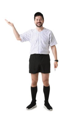 Beyaz arka planda ıslık çalan üniformalı hakem