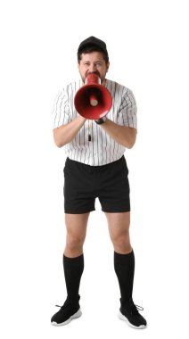 Hakem beyaz arka planda megafonla bağırıyor