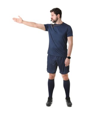 Üniformalı hakem beyaz arka planda düdük çalıyor.