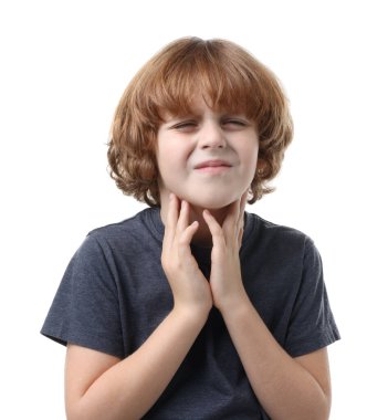 Beyaz arka planda boğaz ağrısı çeken küçük bir çocuk. Soğuk Semptom