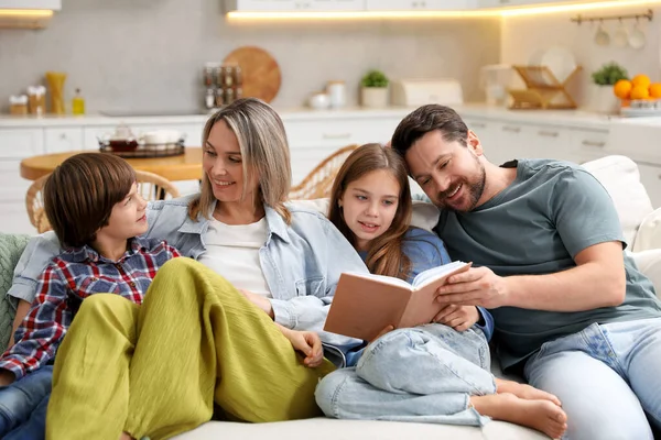 Mutlu aile kitapları okumak ve evdeki mutfakta kanepede birlikte vakit geçirmek.