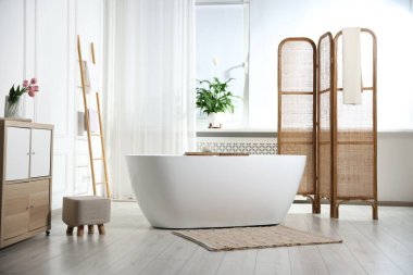 Katlanan ekran ve küvetli banyo iç dekorasyonu