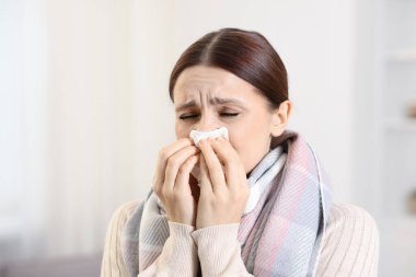 Evde burnu akan bir kadın. Soğuk Semptom