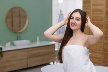 Havluya sarılı güzel bir kadın. Mesaj atmak için yer var.