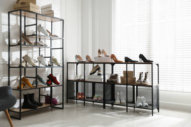 Mağazada bir sürü yeni çift ayakkabı var.