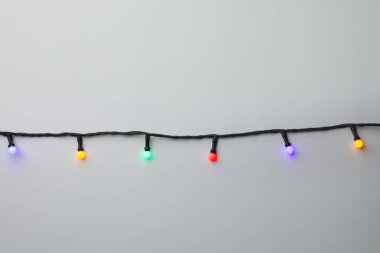 Parlak Noel ışıkları beyaz, üst görünümde izole