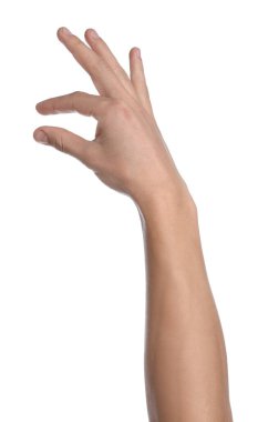 Beyaz arka planda bir şey tutan adam, yakın plan.