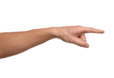 Beyaz arkaplanda bir şeye bakan adam, yakın plan.