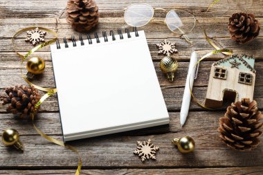 Yeni yıl hedefleri. Boş planlayıcı, kalem ve ahşap masada şenlikli bir dekor.