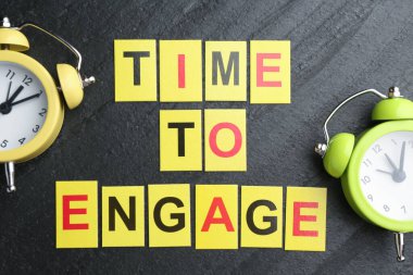 Siyah masadaki saatleri çalıştırmak ve alarma geçirmek için metin zamanı olan kartlar, düz konum