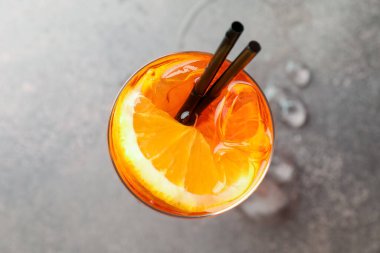 Gri masada serinletici spritzer kokteyli ve buz küpleri.