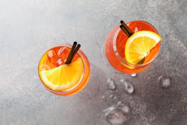 Gri masada serinletici spritzer kokteyli ve buz küpleri.