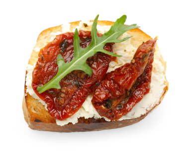 Krem peynirli nefis bruschetta, güneşte kurutulmuş domatesler ve beyaza izole edilmiş roka.