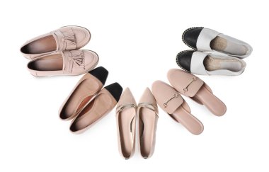 Farklı güzel ayakkabılar. Beyaz, üst manzara.