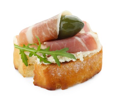 Krem peynirli lezzetli bruschetta, prosciutto, yeşil zeytin ve roka beyaza izole edilmiş.