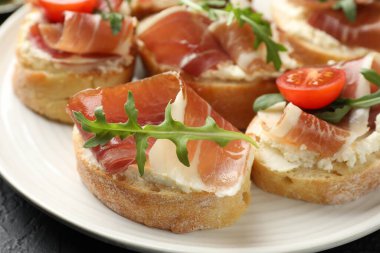 Krem peynirli, jambonlu, domatesli ve roka soslu nefis bruschettalar.