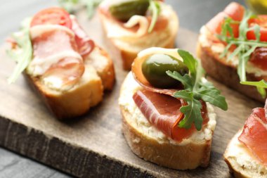 Krem peynirli, jambonlu, yeşil zeytinli, domatesli ve roka soslu nefis bruschetalar.