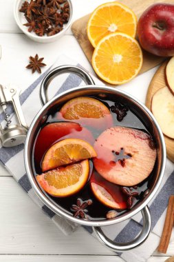 Lezzetli sıcak şarap, malzemeler ve tirbuşon beyaz ahşap masa, düz yatıyordu.