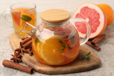 Gri masada meyveli, nane ve baharatlı Aromatik çay, yakın plan.