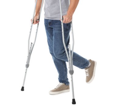 Beyaz arka planda koltuk değnekli adam, yakın plan