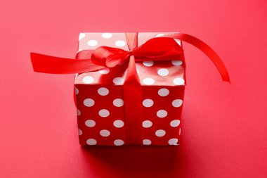 Kırmızı arka planda güzel hediye kutusu, yakın plan.
