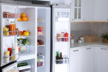 Mutfakta farklı taze gıda ürünleri olan modern buzdolabı, metin için yer