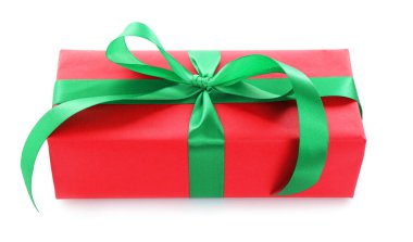 Beyaz üzerinde yeşil yay olan güzel bir hediye kutusu.