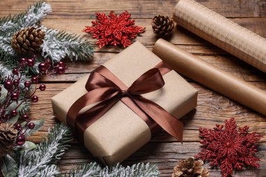 Hediye kutusu ve Noel dekoru ahşap masada, yukarıda.