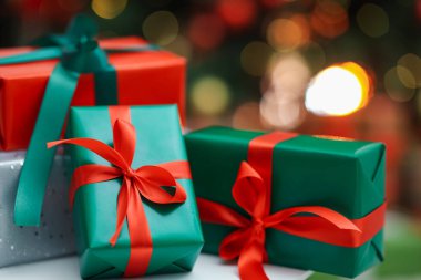 Noel hediyesi. Kapalı alandaki beyaz masada bir sürü hediye kutusu var.