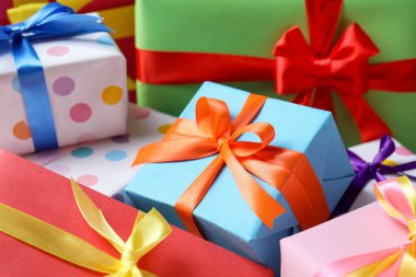 Arka plan olarak birçok güzel paketlenmiş hediye, yakın plan