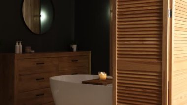 Küvet, ahşap perde ve banyoda gösteriş, kamera geliyor. İç tasarım