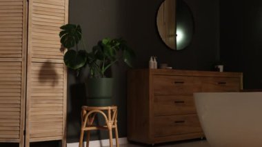 Küvet, ahşap perde ve banyoda gösteriş, kamera sağa hareket ediyor. İç tasarım