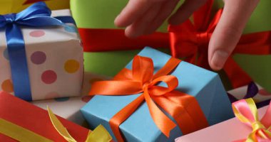 Gri masadan güzel bir hediye alan kadın, yakın plan.