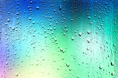 Su damlalı cam yüzey, yakın görüş.