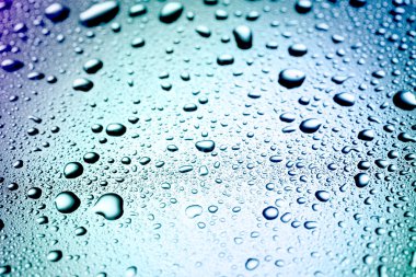 Su damlalı cam yüzey, yakın görüş.