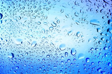 Su damlalı cam yüzey, yakın görüş.