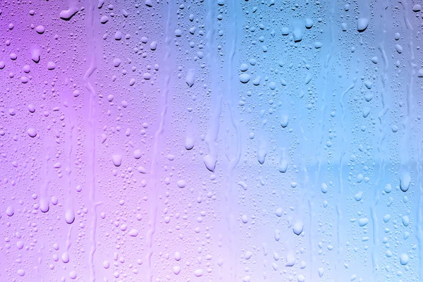 Su damlalı cam yüzey, yakın görüş.