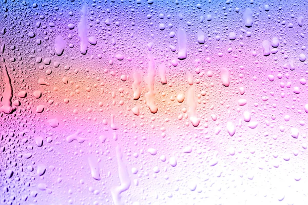 Su damlalı cam yüzey, yakın görüş.