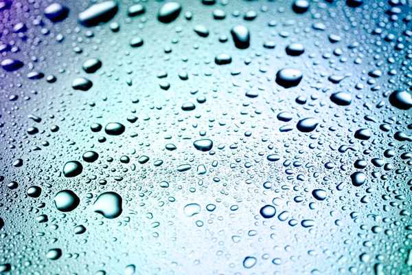Su damlalı cam yüzey, yakın görüş.