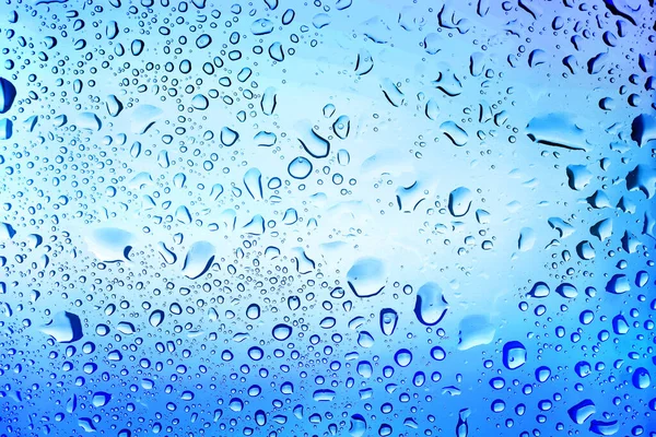 Su damlalı cam yüzey, yakın görüş.