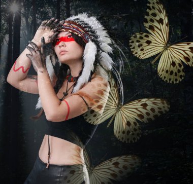 Ormanda Kızılderili başlıklı Şaman kadın. Kelebeklerle çifte temas