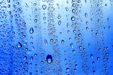 Su damlalı cam yüzey, yakın görüş.