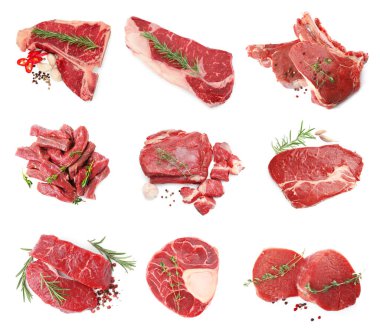 Çiğ et parçaları ve baharatlar beyaz, set üzerinde izole