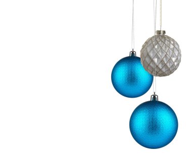 Noel topları beyaz arka planda sallanıyor. Parlak festival süslemeleri