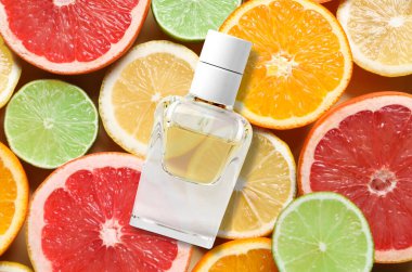 Farklı narenciye meyvelerine karşı bir şişe parfüm