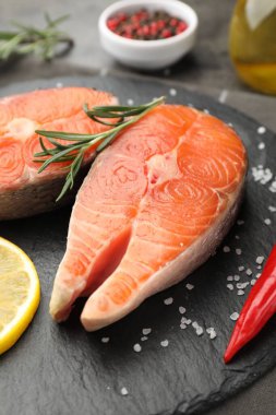 Baharatlı ve limonlu somon filetosu, yakın plan.