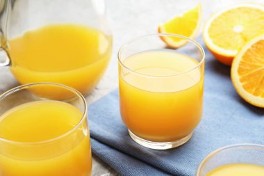 Taze portakal suyu ve meyveler masada, yakın plan.